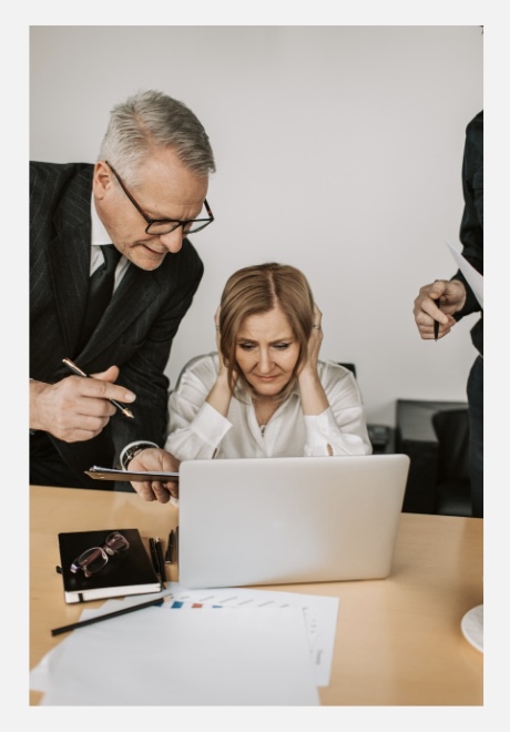 Frau und Mann vor Computer